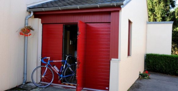 Porte de garage rouge sur-mesure